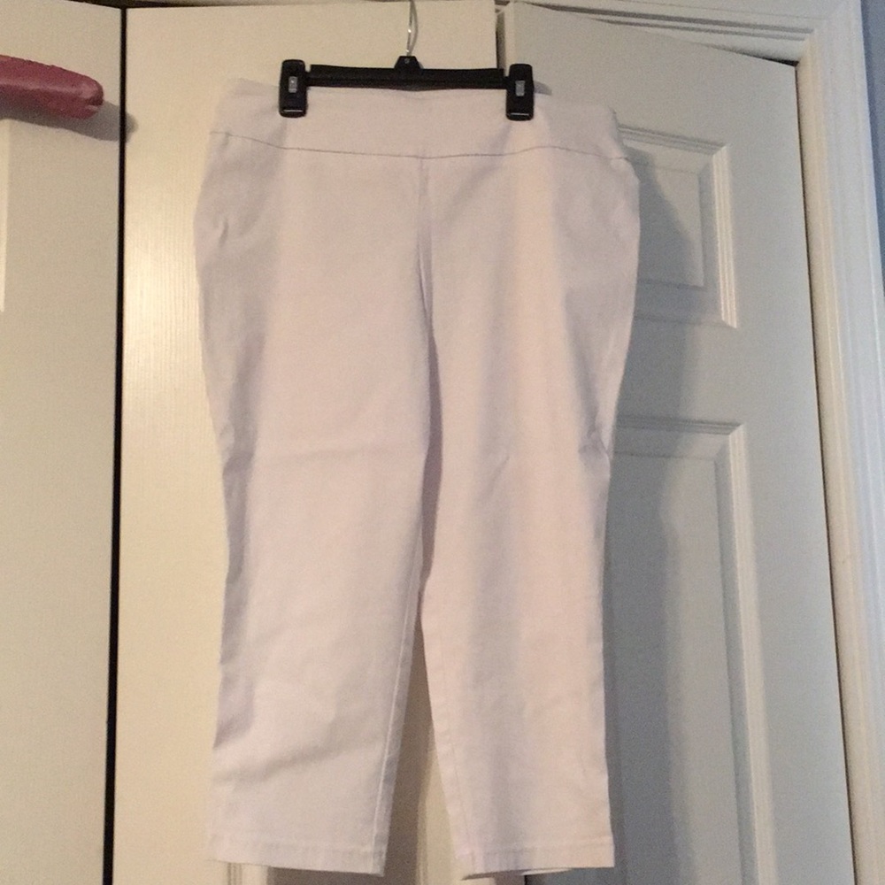 White stretch capris